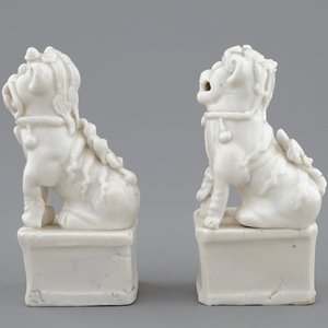 Een paar Chinese Dehua blanc de Chine wierookhouders met een boeddhistische leeuw, 18/19e eeuw — foto 5