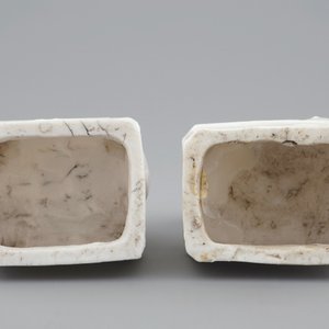 Een paar Chinese Dehua blanc de Chine wierookhouders met een boeddhistische leeuw, 18/19e eeuw — foto 7