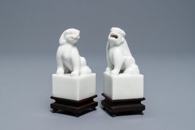 Een paar Chinese Dehua blanc de Chine zegels met leeuwen, reliëfmerk, Kangxi