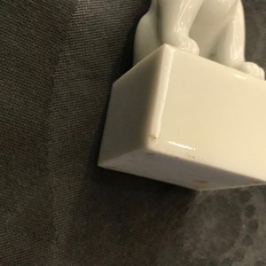Een paar Chinese Dehua blanc de Chine zegels met leeuwen, reliëfmerk, Kangxi — foto 12