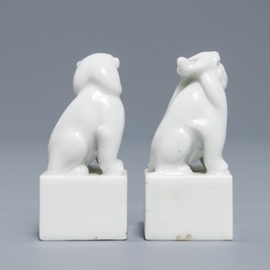 Een paar Chinese Dehua blanc de Chine zegels met leeuwen, reliëfmerk, Kangxi — foto 2