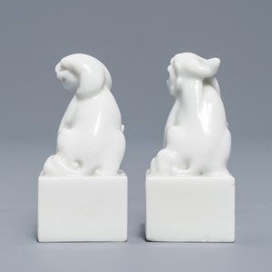 Een paar Chinese Dehua blanc de Chine zegels met leeuwen, reliëfmerk, Kangxi — foto 5