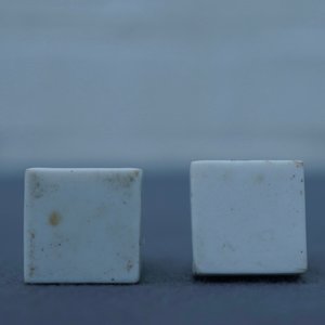 Een paar Chinese Dehua blanc de Chine zegels met leeuwen, reliëfmerk, Kangxi — foto 10