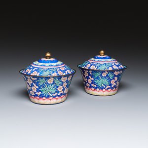 Een paar Chinese dekselkommen in Canton email, Qianlong — foto 1