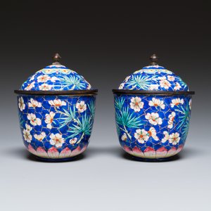 Een paar Chinese dekselkommen op onderschotels in Canton email met blauwe fondkleur, Qianlong — foto 5