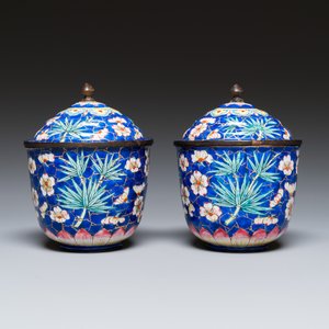 Een paar Chinese dekselkommen op onderschotels in Canton email met blauwe fondkleur, Qianlong — foto 7