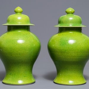 Een paar Chinese dekselvazen met gespikkeld groen-geel glazuur, 19e eeuw — foto 1