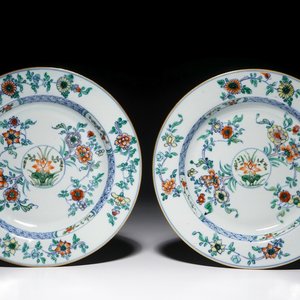 Een paar Chinese doucai borden met floraal decor, Kangxi — foto 1