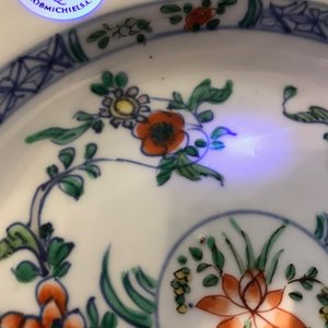 Een paar Chinese doucai borden met floraal decor, Kangxi — foto 5