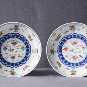 Een paar Chinese doucai bordjes met eenden in een lotusvijver, vier-karaktermerk, Republiek — foto 3
