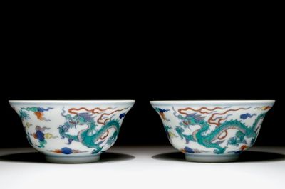 Een paar Chinese doucai "draken" kommetjes, Yongzheng merk, 20e eeuw