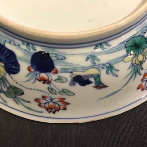 Een paar Chinese doucai 'eenden in een lotusvijver' borden, Chenghua merk, 18e eeuw — foto 15