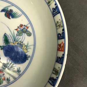 Een paar Chinese doucai 'eenden in een lotusvijver' borden, Chenghua merk, 18e eeuw — foto 3
