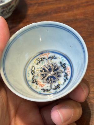 Een paar Chinese doucai kopjes met lotusslingers, Guangxu merk en periode — foto 15
