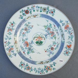 Een paar Chinese doucai schotels met floraal decor, Kangxi — foto 3