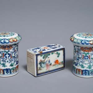 Een paar Chinese doucai scrollknoppen en een famille rose papiergewicht, 19/20e eeuw — foto 1