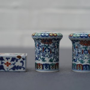 Een paar Chinese doucai scrollknoppen en een famille rose papiergewicht, 19/20e eeuw — foto 12