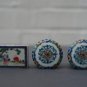 Een paar Chinese doucai scrollknoppen en een famille rose papiergewicht, 19/20e eeuw — foto 13