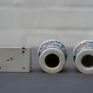 Een paar Chinese doucai scrollknoppen en een famille rose papiergewicht, 19/20e eeuw — foto 14