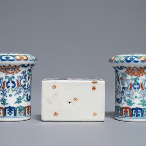 Een paar Chinese doucai scrollknoppen en een famille rose papiergewicht, 19/20e eeuw — foto 4
