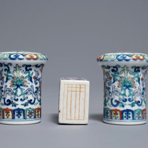 Een paar Chinese doucai scrollknoppen en een famille rose papiergewicht, 19/20e eeuw — foto 5