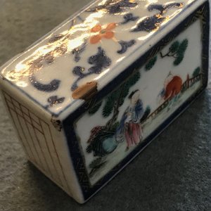 Een paar Chinese doucai scrollknoppen en een famille rose papiergewicht, 19/20e eeuw — foto 9