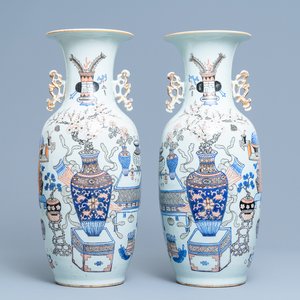 Een paar Chinese doucai vazen met antiquiteiten, 19/20e eeuw — foto 1