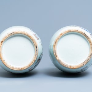 Een paar Chinese doucai vazen met antiquiteiten, 19/20e eeuw — foto 6