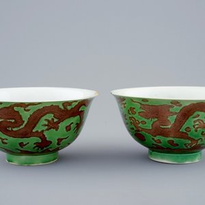 Een paar Chinese drakenkommen met decor in groen en aubergine, Kangxi merk en periode — foto 1