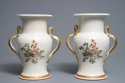 Een paar Chinese drakenoorvazen met Europees decor, Qianlong