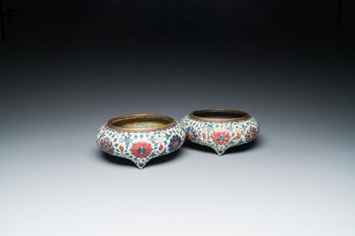 Een paar Chinese driepotige cloisonné wierookbranders, Fang Ming merk, Qing