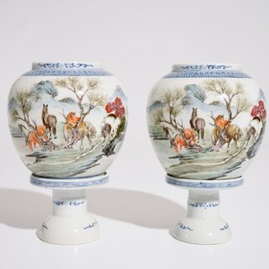 Een paar Chinese eierschaal famille rose lantaarns op sokkels, Republiek, 20e eeuw — foto 1