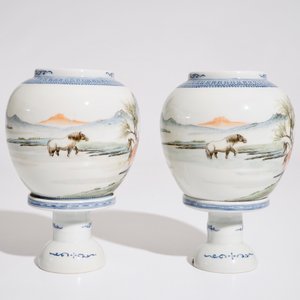Een paar Chinese eierschaal famille rose lantaarns op sokkels, Republiek, 20e eeuw — foto 2