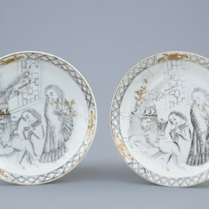 Een paar Chinese eierschaal kop en schotels met grisaille en verguld decor van Europeanen, Yongzheng, 1723-1735 — foto 2