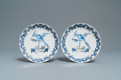 Een paar Chinese eierschaal porseleinen Pronk-studio borden met papegaaien, Yongzheng/Qianlong