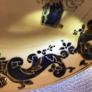 Een paar Chinese eierschaal porseleinen Pronk-studio borden met papegaaien, Yongzheng/Qianlong — foto 10