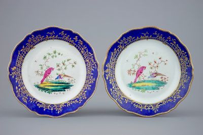 Een paar Chinese export porseleinen borden naar Sèvres voorbeeld, Qianlong, 18e eeuw