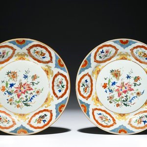 Een paar Chinese export porseleinen “Pronk-studio” borden, Qianlong — foto 1
