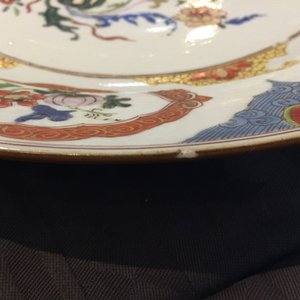 Een paar Chinese export porseleinen “Pronk-studio” borden, Qianlong — foto 3