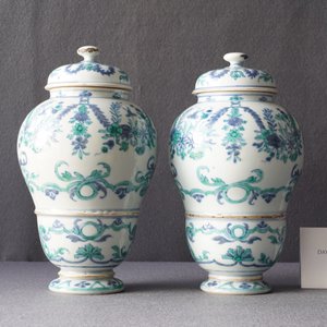 Een paar Chinese exportporseleinen dekselurnen, Kangxi/Yongzheng — foto 12