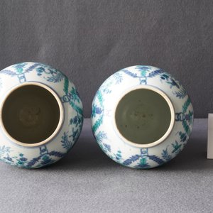 Een paar Chinese exportporseleinen dekselurnen, Kangxi/Yongzheng — foto 14