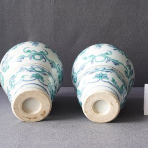 Een paar Chinese exportporseleinen dekselurnen, Kangxi/Yongzheng — foto 15