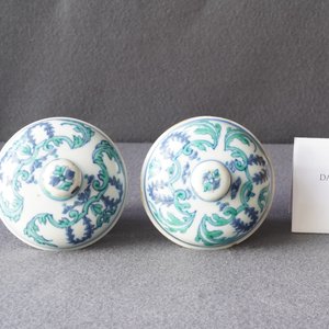 Een paar Chinese exportporseleinen dekselurnen, Kangxi/Yongzheng — foto 16