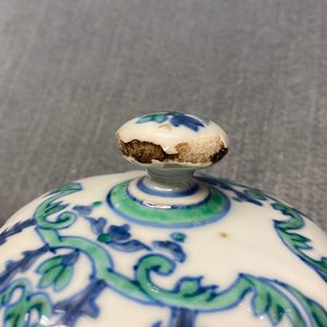 Een paar Chinese exportporseleinen dekselurnen, Kangxi/Yongzheng — foto 18
