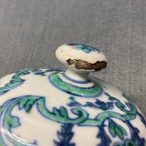 Een paar Chinese exportporseleinen dekselurnen, Kangxi/Yongzheng — foto 19
