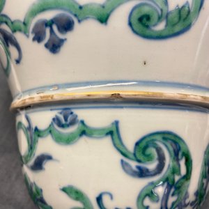 Een paar Chinese exportporseleinen dekselurnen, Kangxi/Yongzheng — foto 20
