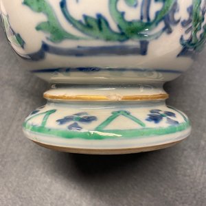 Een paar Chinese exportporseleinen dekselurnen, Kangxi/Yongzheng — foto 21