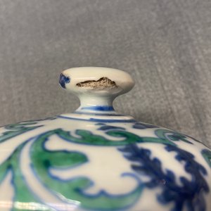 Een paar Chinese exportporseleinen dekselurnen, Kangxi/Yongzheng — foto 23