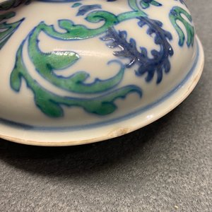 Een paar Chinese exportporseleinen dekselurnen, Kangxi/Yongzheng — foto 25