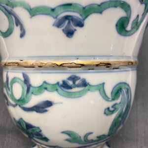 Een paar Chinese exportporseleinen dekselurnen, Kangxi/Yongzheng — foto 26